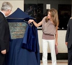 La Princesa de Asturias descubre una placa conmemorativa, en presencia del presidente del Gobierno de Canarias y el presidente del Cabildo de Gran Can