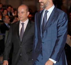 El Príncipe de Asturias, acompañado por el ministro de Industria, Turismo y Comercio, Miguel Sebastián