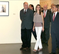 Su Alteza Real, acompañada por el presidente del Gobierno de Canarias, durante su visita a la exposición El Silencio de los Objetos