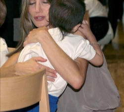 La Princesa abraza a un niño durante su visita a Tenerife Espacio de las Artes