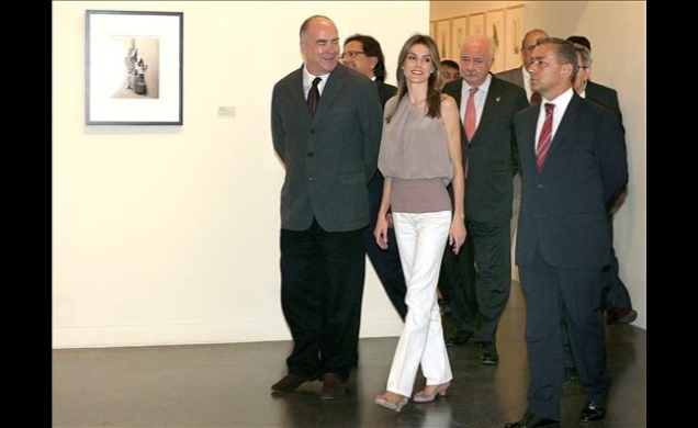 Su Alteza Real, acompañada por el presidente del Gobierno de Canarias, durante su visita a la exposición El Silencio de los Objetos