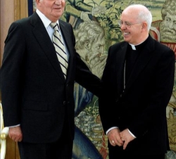 Don Juan Carlos con el arzobispo de Santiago de Compostela