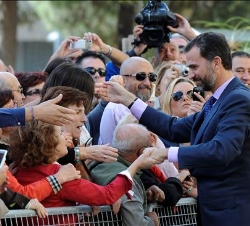 El Príncipe agradece el afecto de los numerosos albaceteños que les dieron una calurosa bienvenida