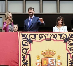 Don Felipe y Doña Letizia saludan a los ciudadanos de Albacete desde el balcón del Ayuntamiento