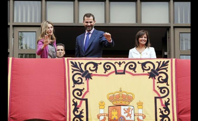 Don Felipe y Doña Letizia saludan a los ciudadanos de Albacete desde el balcón del Ayuntamiento