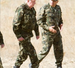 Don Juan Carlos con el jefe de Estado Mayor del Ejército, general de ejército Fulgencio Coll Bucher