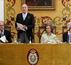 Don Juan Carlos, durante su intervención, junto a Doña Sofía, el ministro de Educación y la presidenta de la Real Academia Nacional de Farmacia
