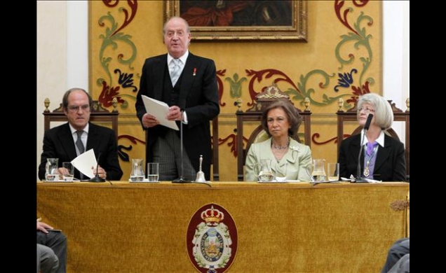 Don Juan Carlos, durante su intervención, junto a Doña Sofía, el ministro de Educación y la presidenta de la Real Academia Nacional de Farmacia