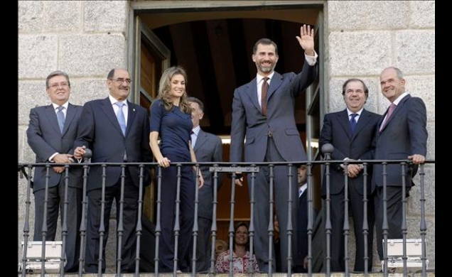 Los Príncipes saludan desde el balcón del Ayuntamiento de Medina del Campo