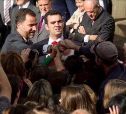 El Príncipe saluda a los vecinos de Miranda de Ebro