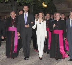 Los Príncipes, con el presidente de la Junta de Andalucía, el alcalde de Córdoba, el obispo de Córdoba y el presidente del Cabildo Catedralicio