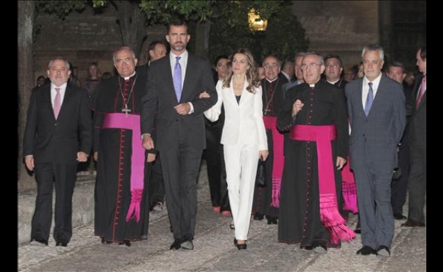 Los Príncipes, con el presidente de la Junta de Andalucía, el alcalde de Córdoba, el obispo de Córdoba y el presidente del Cabildo Catedralicio