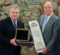 Don Juan Carlos recibe de Aleksander Kwasniewski la Medalla Europea de la Tolerancia