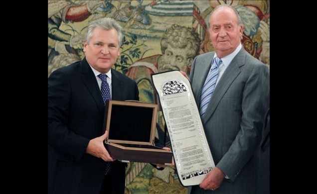 Don Juan Carlos recibe de Aleksander Kwasniewski la Medalla Europea de la Tolerancia
