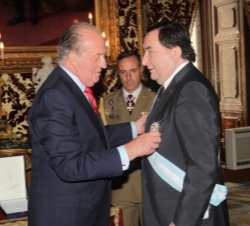 Don Juan Carlos impone la placa de la Gran Cruz de Carlos III a Don Graciano Gracía