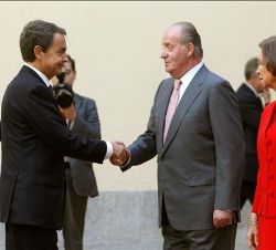 Don Juan Carlos y Doña Sofía reciben el saludo del presidente del Gobierno