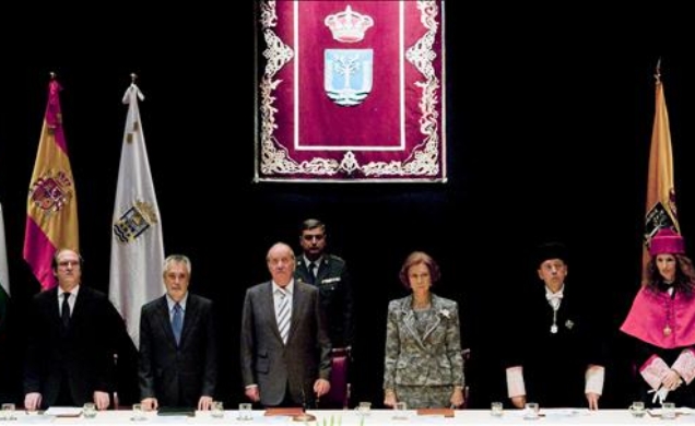 Los Reyes, con el presidente de la Junta de Andalucía, el ministro de Educación,Ángel Gabilondo, y el rector y la secretaria general de la Universidad