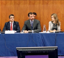 Don Felipe y Doña Letizia, con el lehendakari del Gobierno Vasco, el secretario de Estado para la Unión Europea, y el director de la Agencia Europea p