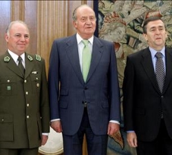 El Rey, con el general director de Carabineros de Chile y el director general de la Policía y de la Guardia Civil