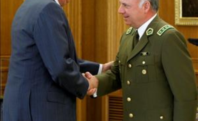 Don Juan Carlos recibe el saludo del general Gordon