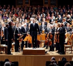 La Orquesta del Festival de Lucerna, con Claudio Abbado al frente, una vez finalizado el concierto