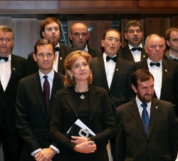 Los Duques de Palma, con los miembros del Orfeón Pamplonés