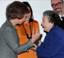 La Reina entrega el premio a María Galiana