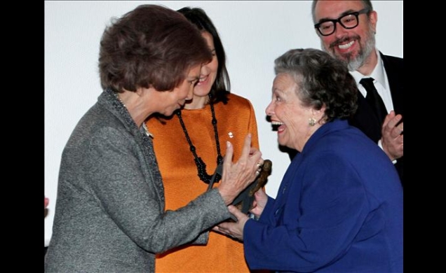 La Reina entrega el premio a María Galiana