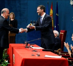 Don Felipe entrega su diploma a Vicente del Bosque