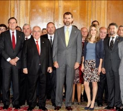 Sus Altezas Reales los Príncipes de Asturias, con los alcaldes de los pueblos galardonados con el Premio Pueblo Ejemplar de Asturias de lasúltimas 20 