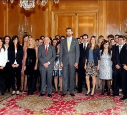 Sus Altezas Reales, con los ganadores del Premio Fin de Carrera 2009 de la Universidad de Oviedo