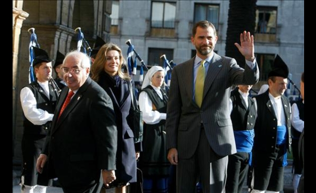 Don Felipe y Doña Letizia, a su llegada a Oviedo, junto al presidente del Principado, VicenteÁlvarez Areces
