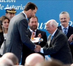 Don Felipe entrega el Premio al Pueblo Ejemplar de Asturias 2010 a Faustino Martínez
