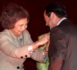 Doña Sofía impone la insignia al presidente del Congreso