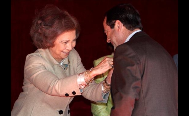 Doña Sofía impone la insignia al presidente del Congreso