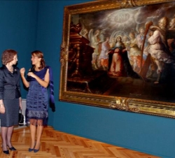 La Reina conversa con la esposa del Presidente Calderón, junto a la pintura Dulcísimo nombre de María, obra de Cristóbal de Villalpando