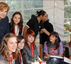 La Infanta, con los participantes en el Foro de jóvenes
