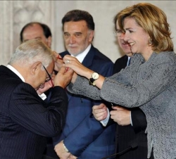 Doña Cristina entrega la medalla del XV del Premio de Economía de Castilla y León a Manuel Jesús Lagares
