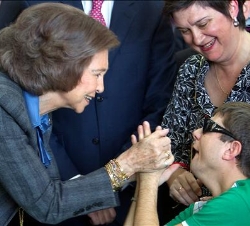 Doña Sofía saluda a un joven durante la inauguración del Centro