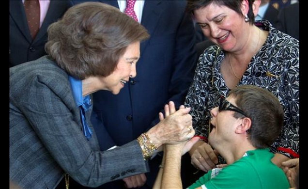 Doña Sofía saluda a un joven durante la inauguración del Centro