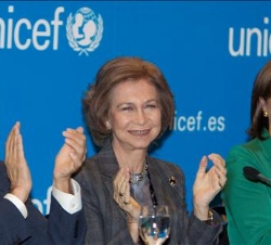 Doña Sofía, junto al presidente de la Junta de Andalucía, José Antonio Griñán, y la presidenta de Unicef España, Consuelo Crespo