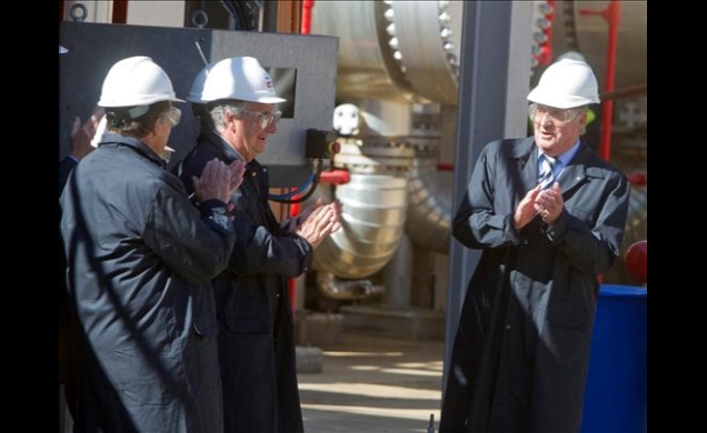 Don Juan Carlos, en la apertura de la válvula de puesta en marcha de las nuevas instalaciones