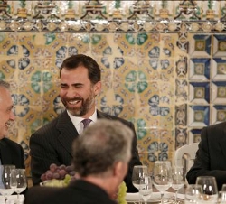 Su Alteza Real conversa con el presidente de la Junta de Andalucía y el presidente del Real Instituto Elcano