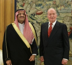 Su Majestad el Rey, junto al Ministro Adjunto de Defensa e inspector general para Asuntos Militares del Reino de Arabia Saudí