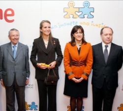 Doña Elena acompañada del presidente de la Corporación RTVE, la secretaria de Estado de Cooperación Internacional, y el director de RNE