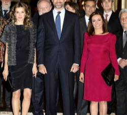 Sus Altezas Reales los Príncipes de Asturias junto a la galardonada Pepa Bueno