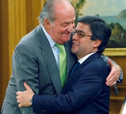 Saludo entre el Rey y el presidente del Banco Interamericano de Desarrollo