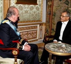 Don Juan Carlos conversa con el Embajador de la República de Yemen