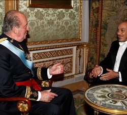 Don Juan Carlos conversa con el Embajador de la República Islámica de Mauritania