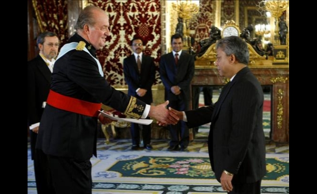 Su Majestad el Rey recibe la Carta Credencial del Embajador de la República Popular de Bangladesh